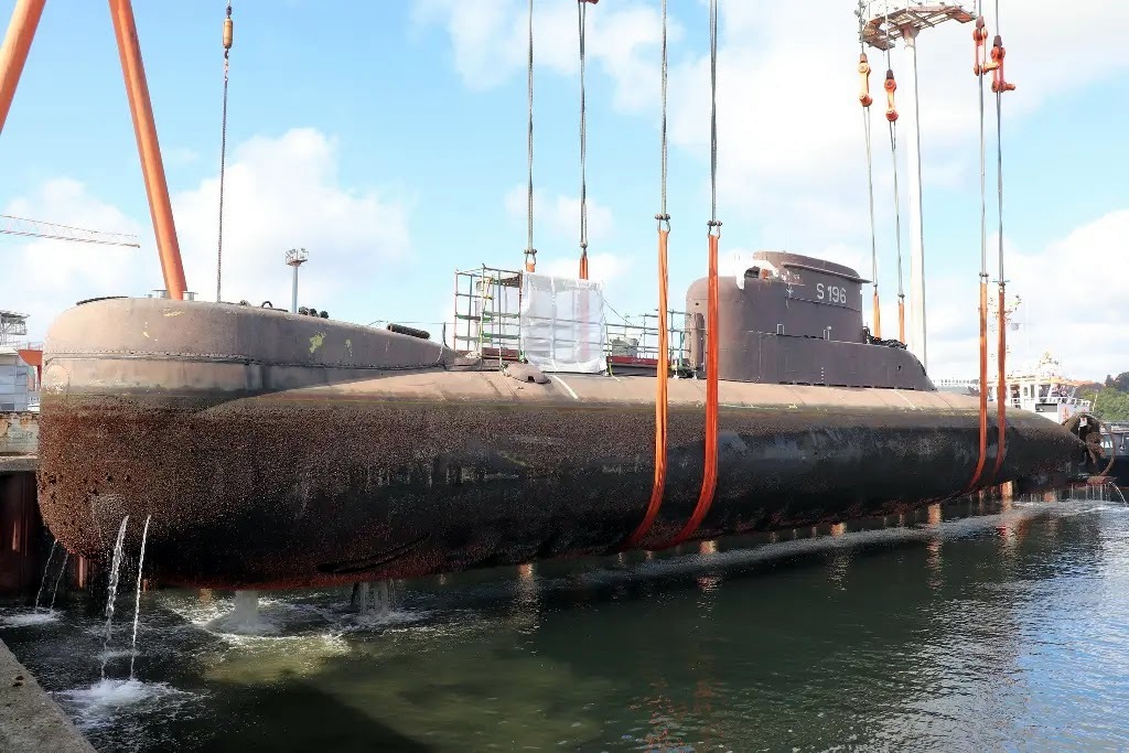 FGS-U-17-S-196-es-izado-en-Kiel-para-su-traslado-al-Technik-Museum-Speyer-04-04-23.jpg