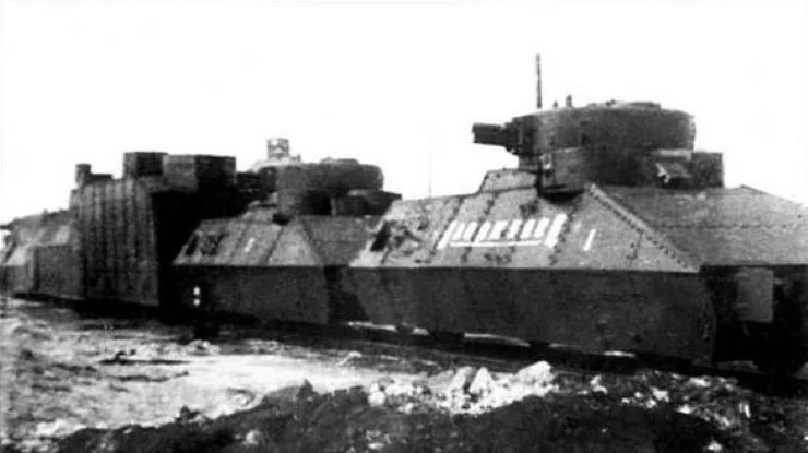 Train blinde - Page 4 Soviet-armored-train-cars-with-not-just-the-main-turrets-of-v0-ub81810u796c1