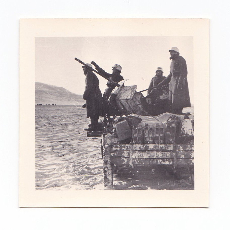 Foto mit Deutschen Kameraden am Flakgeschütz 2.W