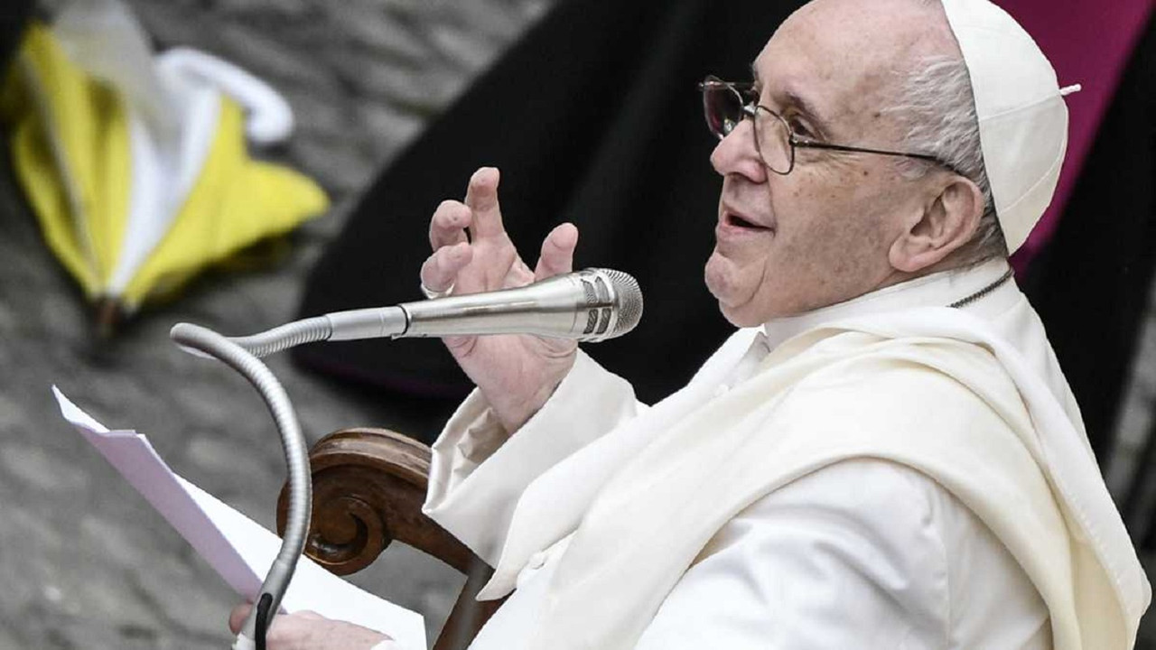 Papa Francisco preocupado por la falta de hijos ¿Perros y gatos los sustituyen?