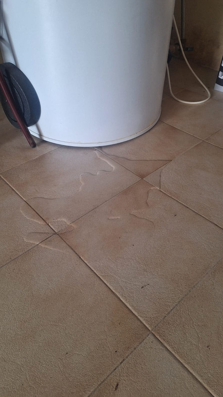 bomba com a fuga de água