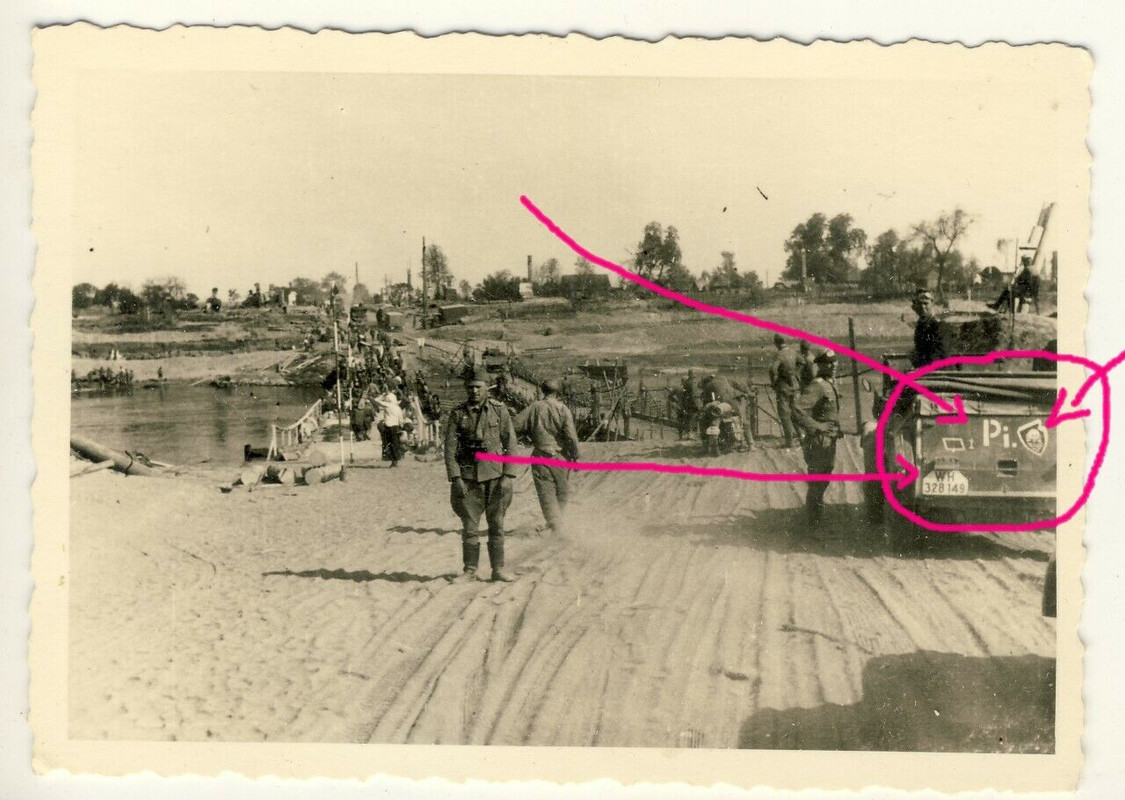 18. Panzer Division Pionier-Kübelwagen mit Wappen & Kennung vor Brücke