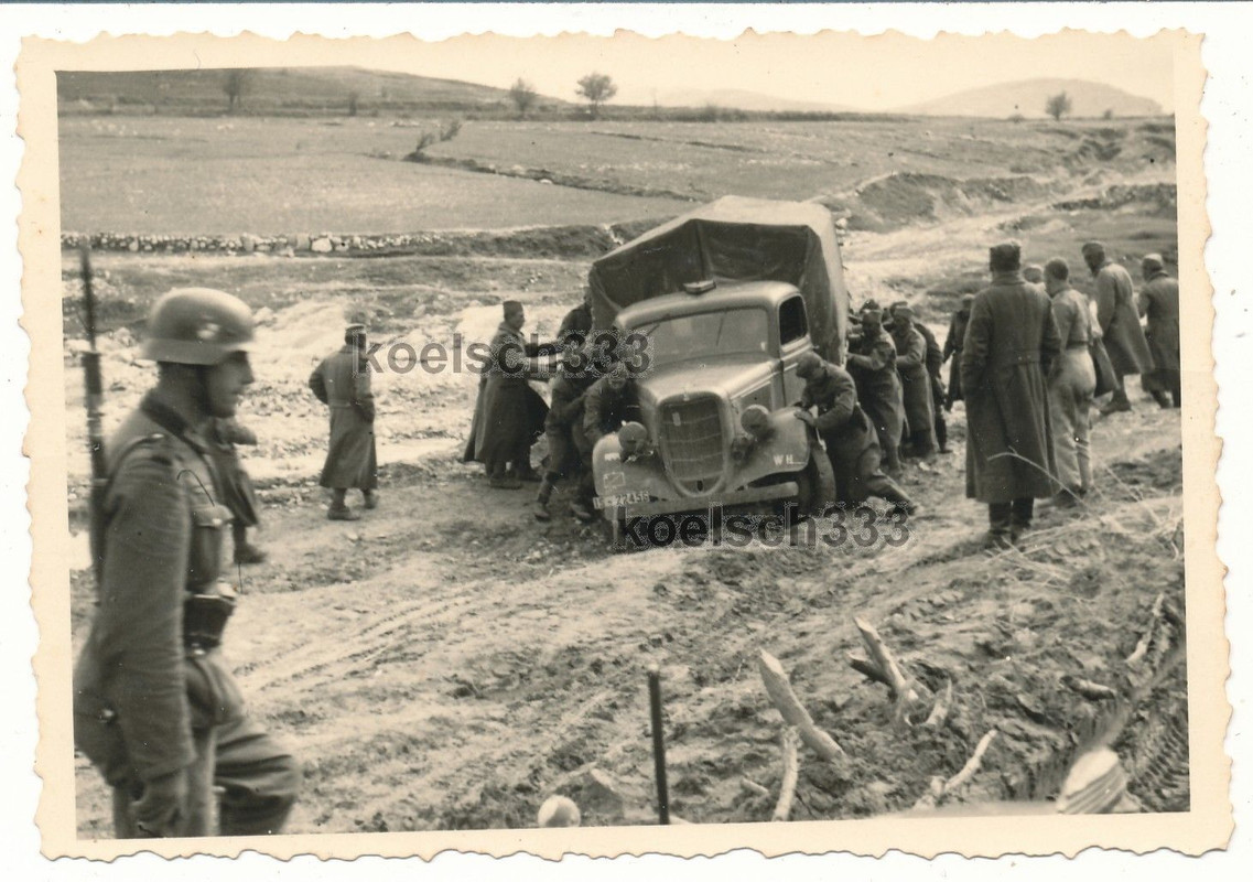 Foto Ford LKW der Wehrmacht wird von Verbündeten Soldaten gescho