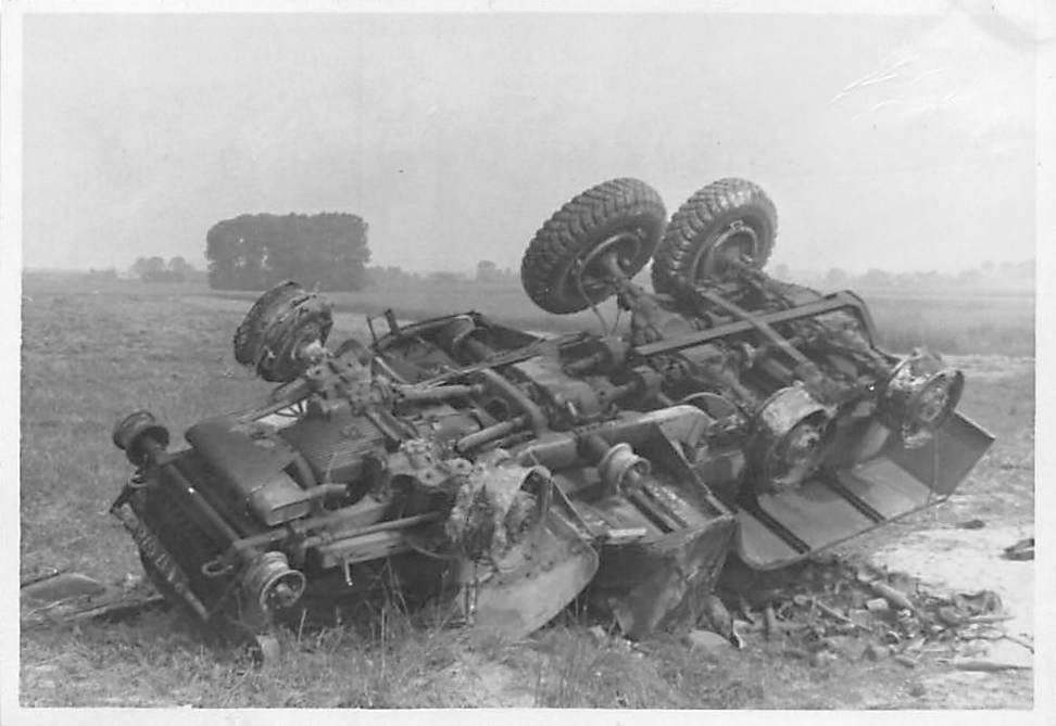 Orig. Foto zerstörte Französische Auto LKW b.Tro