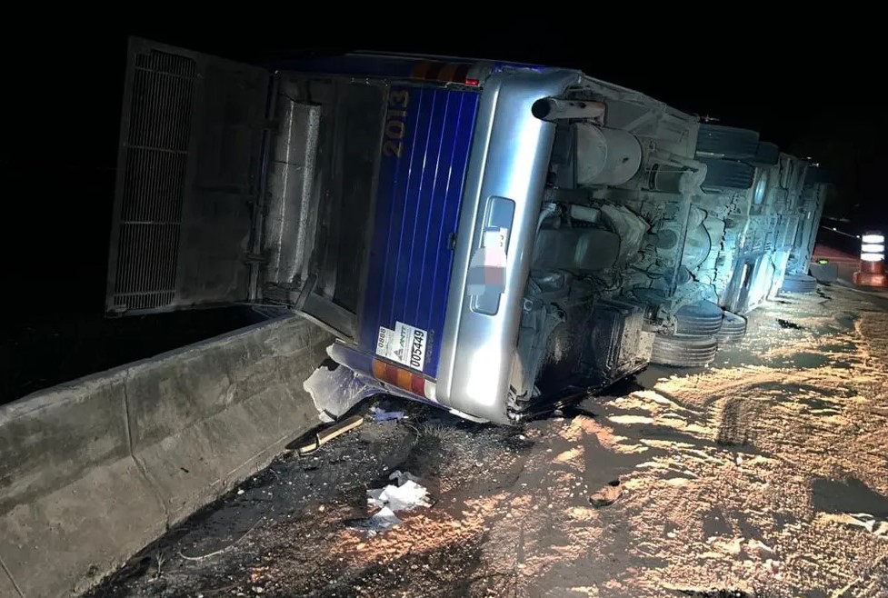 Tombamento de ônibus de turismo deixa mortos e feridos na Rodovia Régis Bittencourt, em Cajati, no interior de São Paulo — Foto: Polícia Rodoviária Federal (PRF)