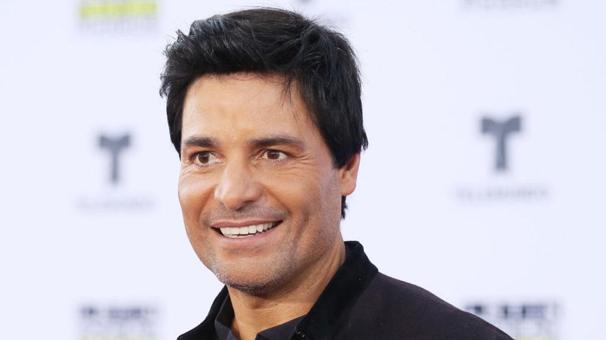 Chayanne paraliza las redes bailando junto a su hijo