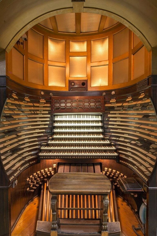 Organ-koncertnogo-zala-Borduok-SSh-A-768x1152.jpg