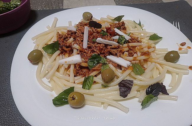 https://i.postimg.cc/25h3Cd2H/milanoi-makaroni-20250922.jpg
