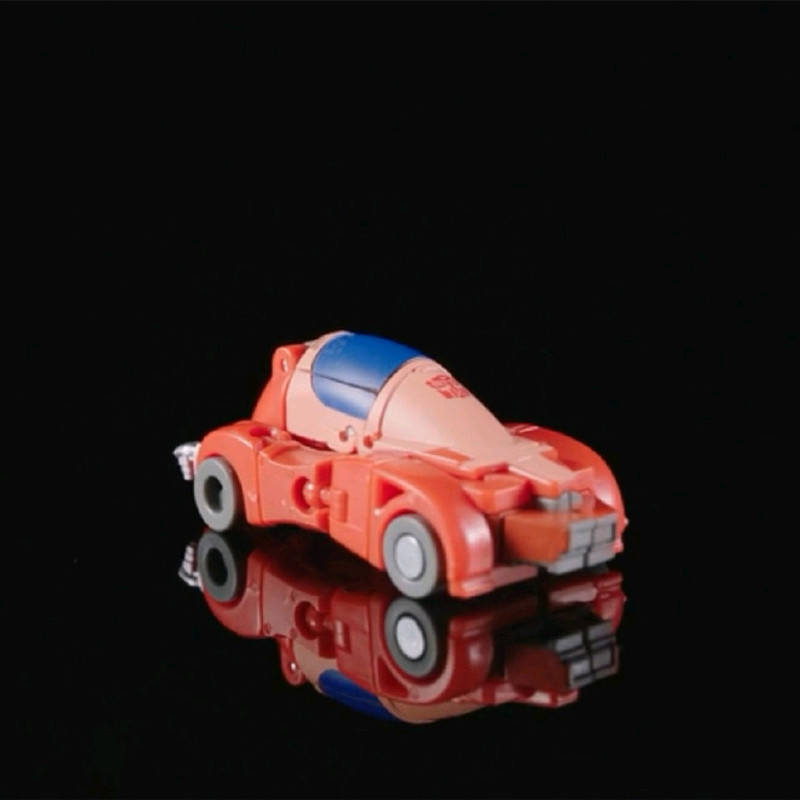 Transformers-Studio-Series-86-Core-Wheelie-10