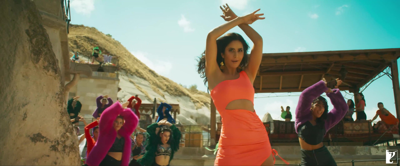 [Image: Leke-Prabhu-Ka-Naam-Song-Katrina-Kaif-Fr...ly-106.jpg]