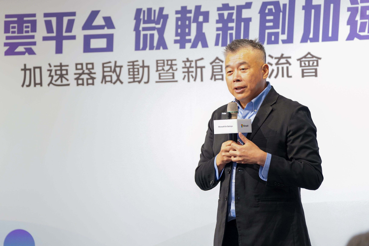【新聞圖片五】台灣微軟全球合作夥伴解決方案事業群總經理陳仲儒強調，過去兩年亞灣雲平台微軟新創加速器已成功培育 38 家入選團隊。微軟不僅提供國際級雲端平台，更協助對接資源與客戶，為在地新創團隊注入成長動能。希望能幫助優秀的新創團隊把握潛能與優勢，除了紮根台灣之外，更進一步布局全球，獲得海外市場的成功。