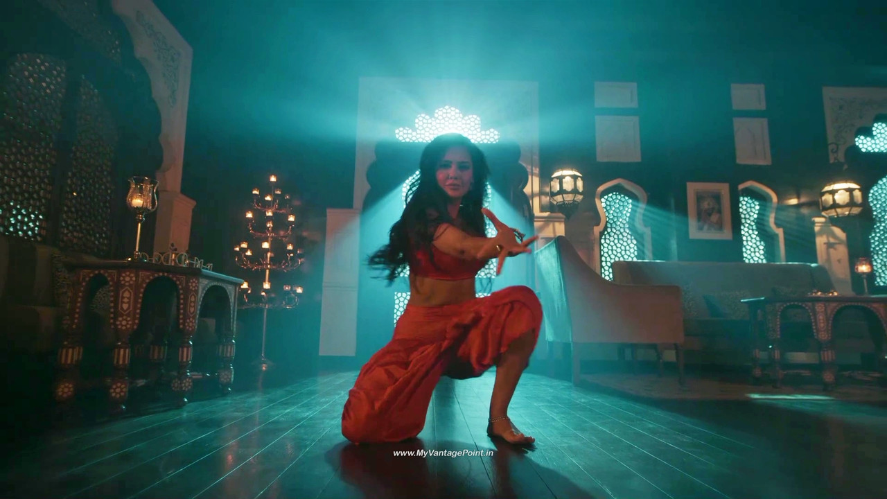 129Esha Gupta Hot in Aashram Web Series