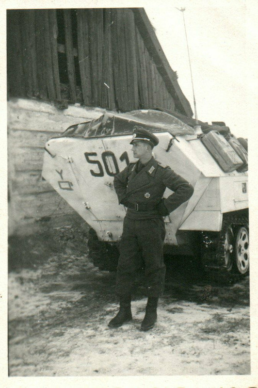 Spähpanzer Nummer 501 im Schneetarn und Funk Antenne