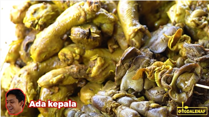 Ayam dibumbui dengan bumbu kuning resep dari sang ibu.