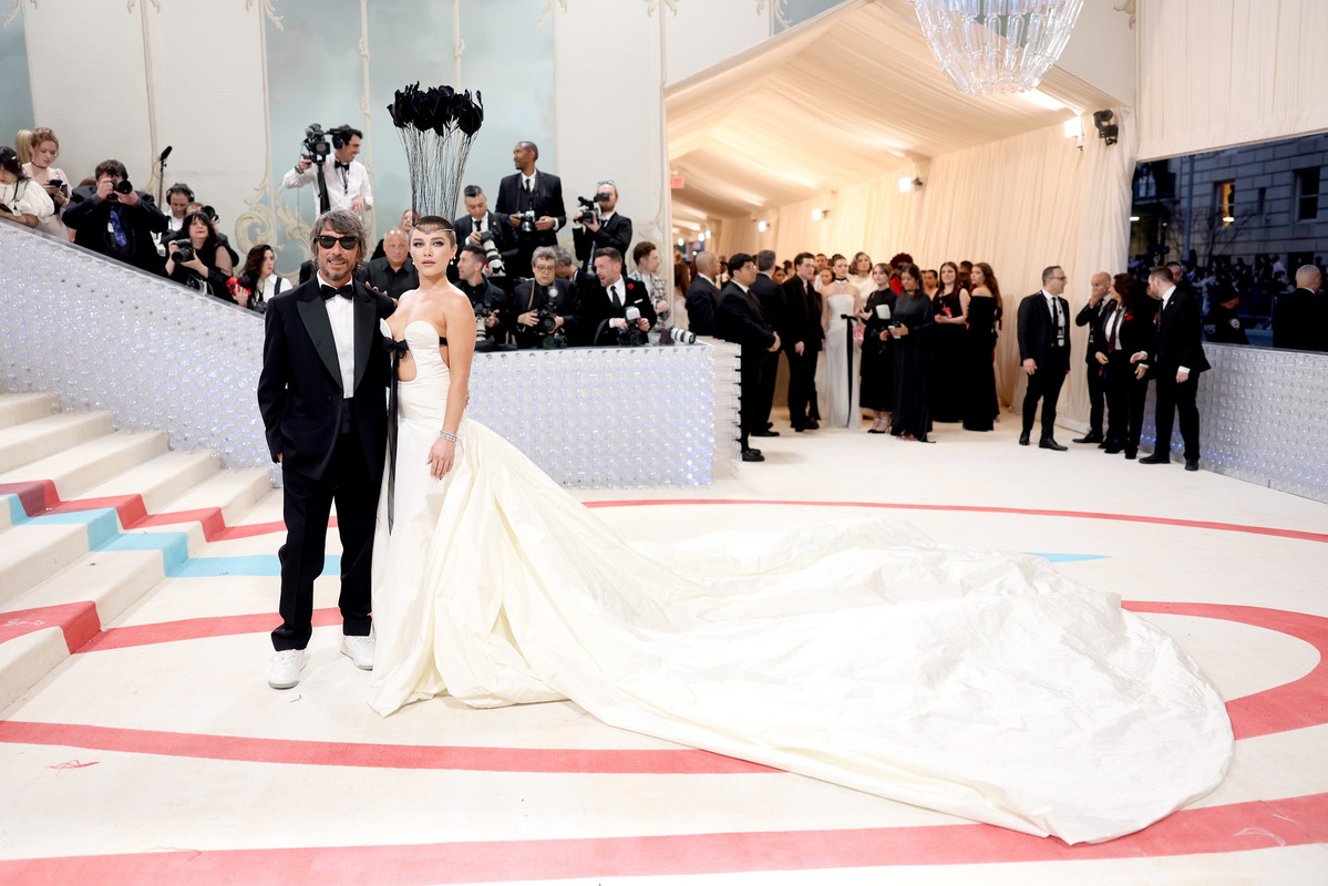Met Gala 2023, Rihanna e le altre star in Valentino Met Gala 2023, Rihanna e le altre star in Valentino