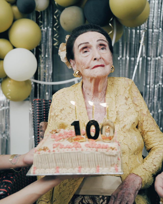 Momen nenek Sharena Delon rayakan pesta ulang tahun yang ke-100.