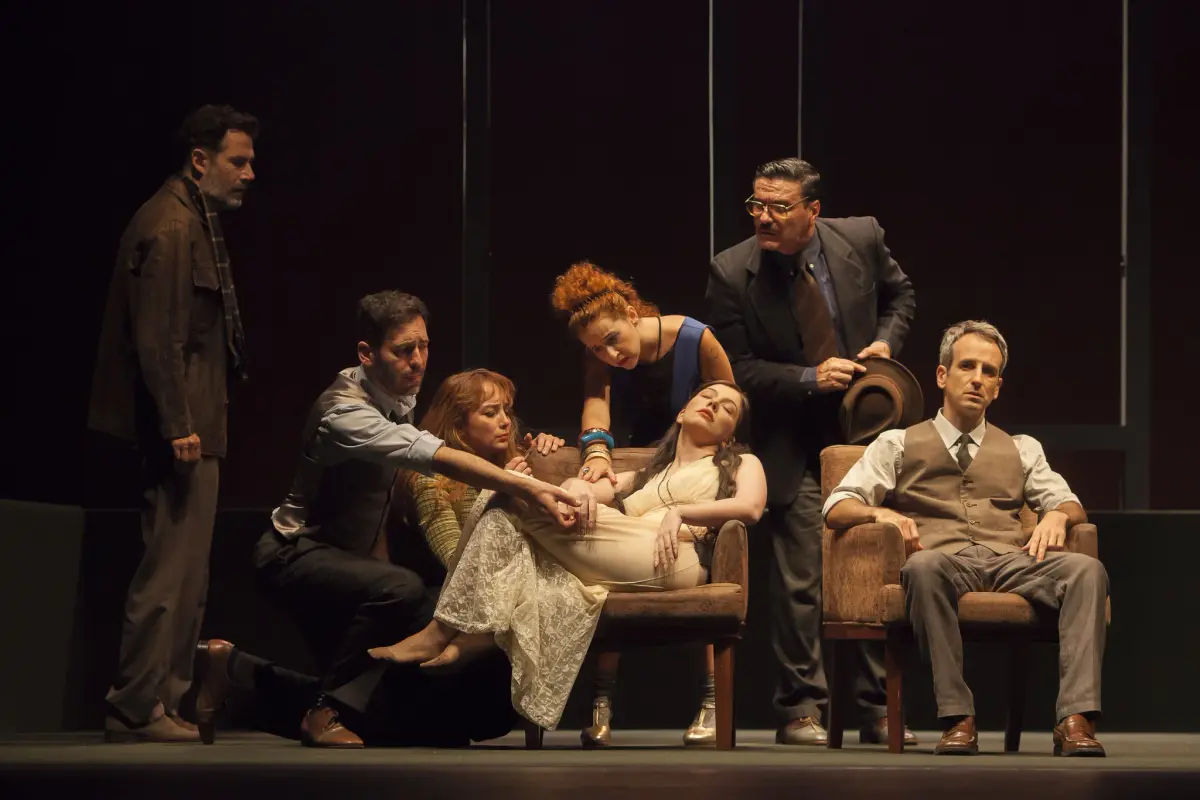 Espetáculo teatral em Curitiba com atores no palco