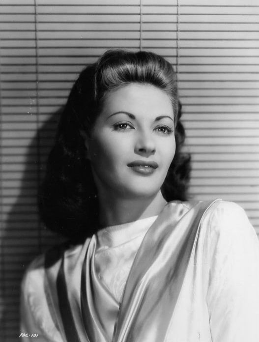 Yvonne_De_Carlo_b06