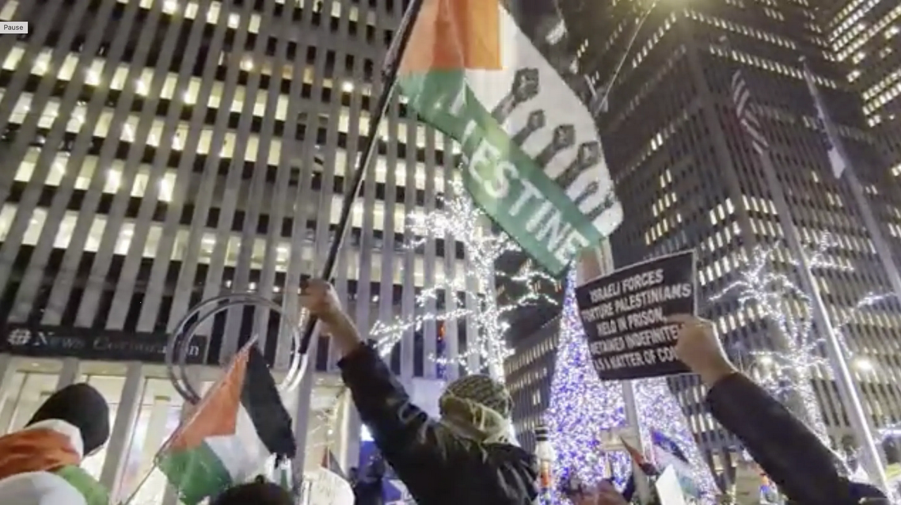 Se registran protestas durante el encendido de árbol de Navidad en Nueva York