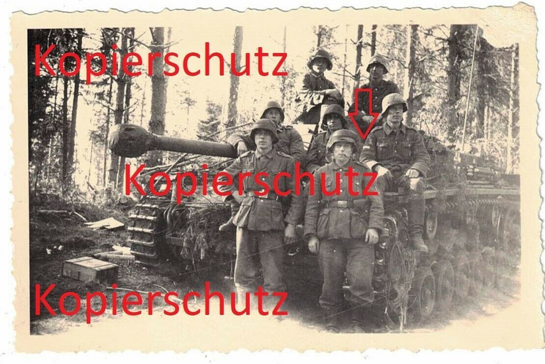 Foto Sturmgeschütz STUG Panzer Langrohr Soldat mit Panzervernichter 1942