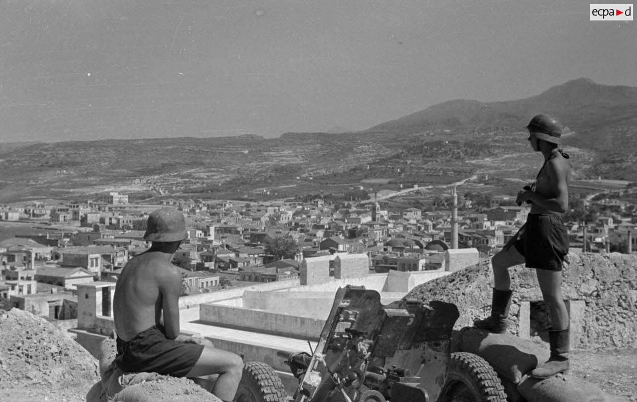 Les servants d'une pièce de 3,7 cm PaK 36-37 postés sur les hauteurs de Rethymnon.1