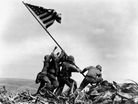 La imagen de Joe Rosenthal de Associated Press que recorrió el mundo y sobre la que se tejieron todo tipo de especulaciones