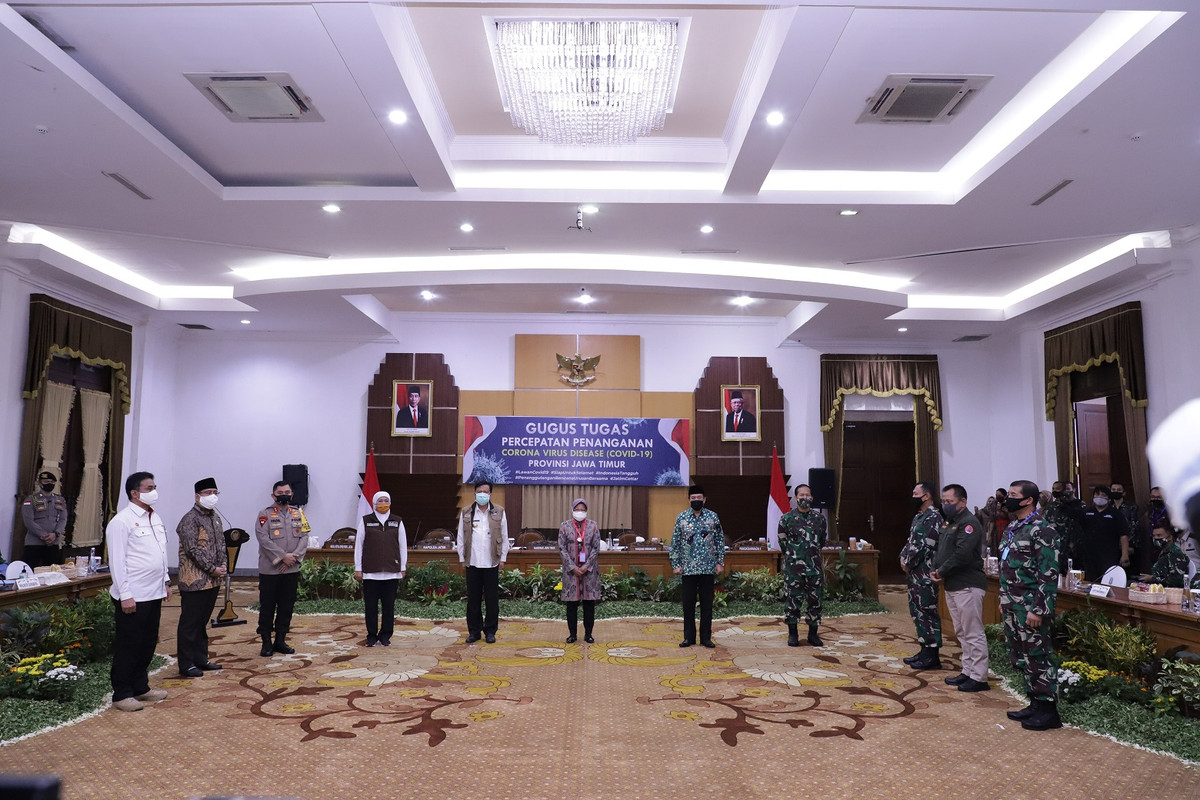 Tingkatkan Disiplin Masa Transisi Menuju Tatanan Normal, Gubernur Khofifah Bersama Forkopimda Jatim, Bupati/Walikota Surabaya Raya Tandatangani Komitmen Bersama Pencegahan dan Penanggulangan Covid-19 Tingkatkan Disiplin Masa Transisi Menuju Tatanan Normal, Gubernur Khofifah Bersama Forkopimda Jatim, Bupati/Walikota Surabaya Raya Tandatangani Komitmen Bersama Pencegahan dan Penanggulangan Covid-19