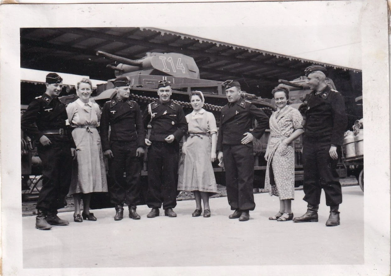 Foto Panzermänner verladener Panzer Rast Ostpreussen wohl Stettin 2 WK