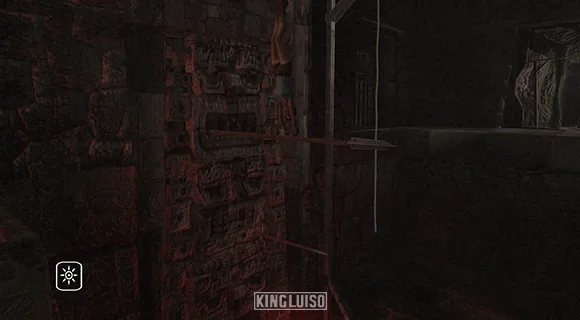 Lara agarrándose de un poste mientras ejecuta una acrobacia mortal. La joven universitaria Lara Croft haciendo acrobacias en un peligroso poste semidestruido en un evento del pasado en Paraíso, Perú