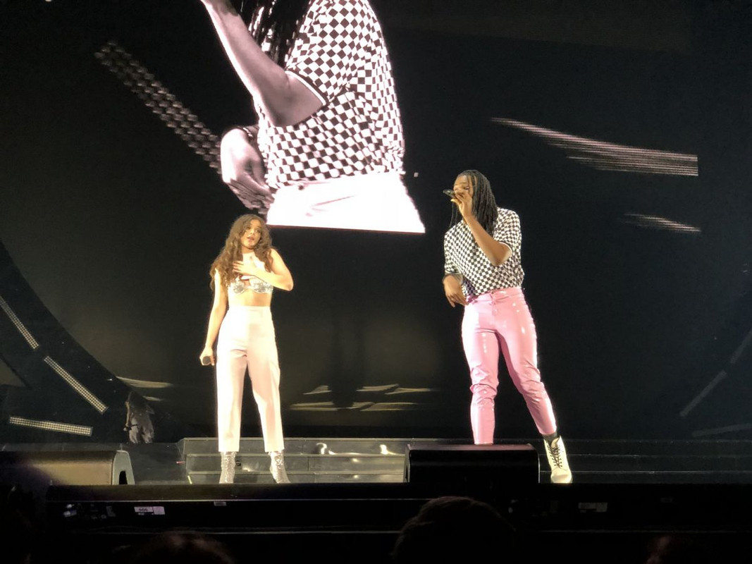 hailee-steinfeld-performs-at-katy-perry-s-witness-the-tour-at-o2