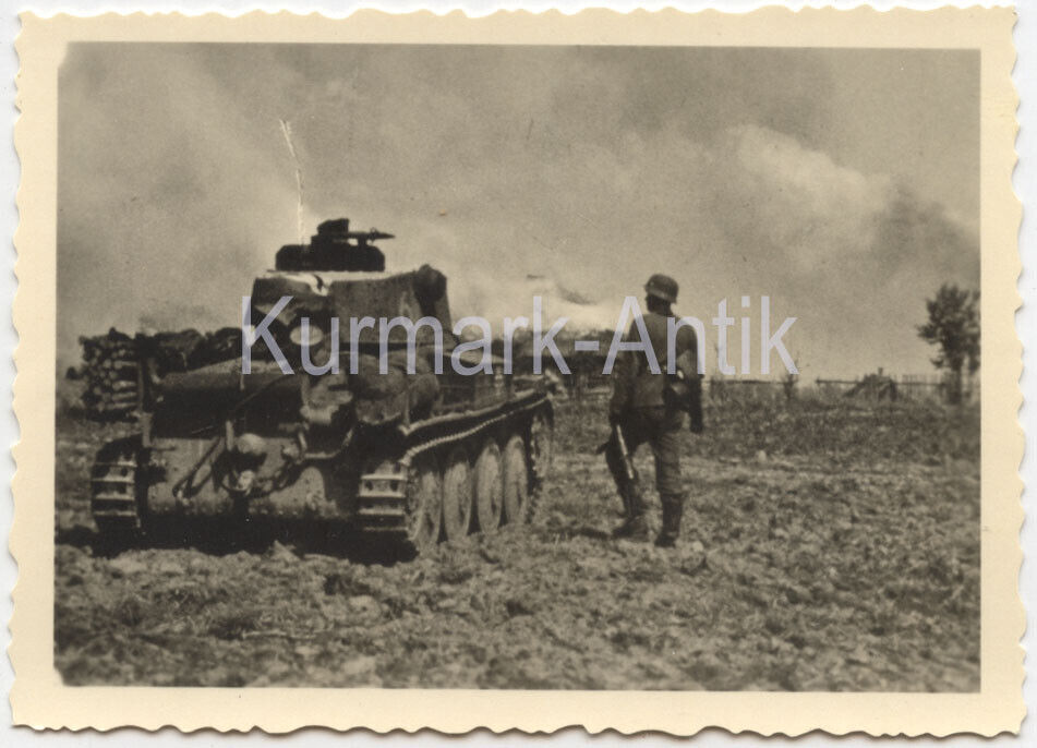 Foto Wehrmacht Schützen Regt. 112 Russland Panzer 38t im Bandenkampf combat