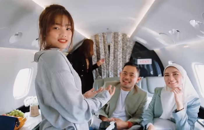 Momen Fuji berbincang dengan Gilang Widya Pramana dan istrinya, Shandy Purnamasari di jet pribadi.