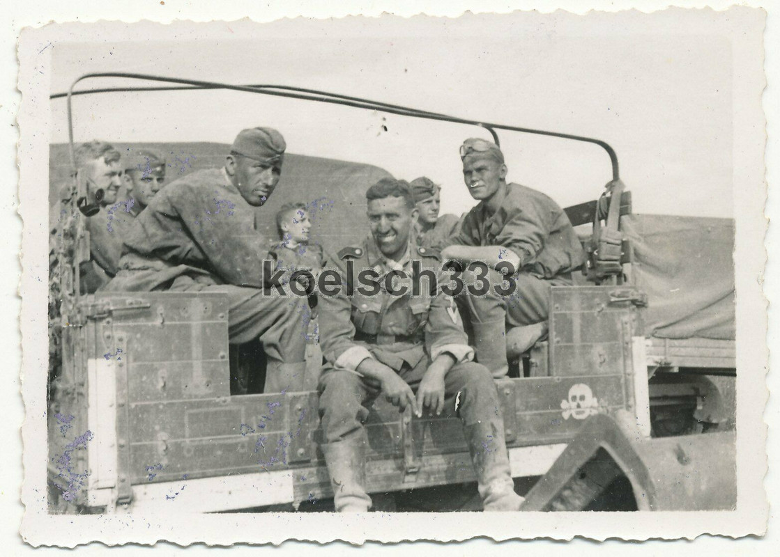 Foto Frontkämpfer mit staubigen Gesichtern auf LKW mit Totenkopf Kennung ... !