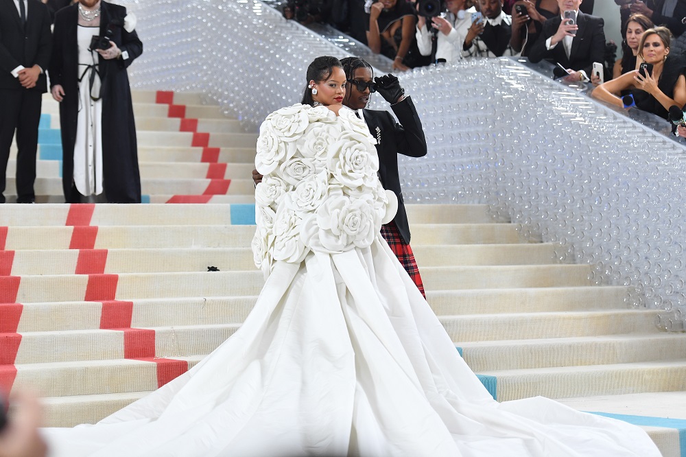 Met Gala 2023, Rihanna e le altre star in Valentino Met Gala 2023, Rihanna e le altre star in Valentino
