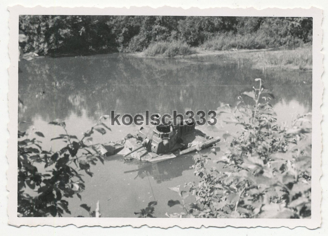 Foto Panzer 38(t) der Wehrmacht ist in einem Fluss in Russland steckengeblieben