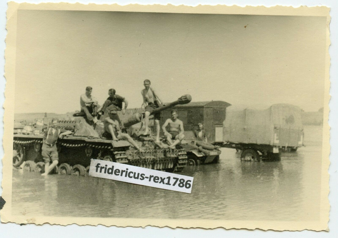Foto 5 Kübelwagen Sturmgeschütz Jagdpanzer StuG Brig Feldwerkst. im Fluss