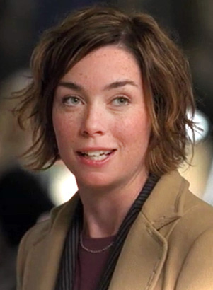 Cabello Rojo y peinado simple de Julianne Nicholson  en 2024