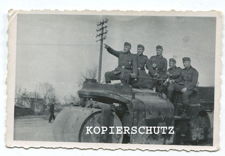 deutsche Soldaten auf Straßen - WALZE 2.WK