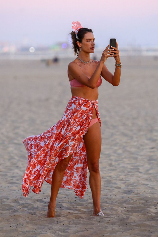 Alessandra-Ambrosio-UPSKIRTSTARS.COM-1024x1536 (16)