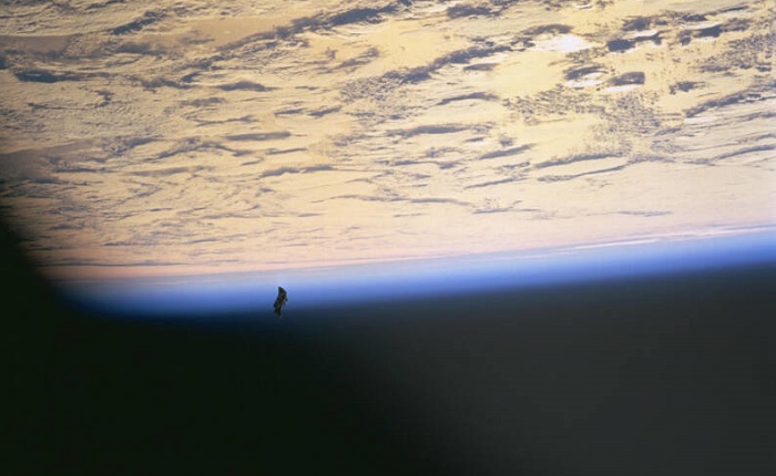 Foto diduga Satelit Black Knight yang menimbulkan konspirasi lantaran diklaim telah mengorbit bumi lebih dari 13.000 tahun yang lalu.