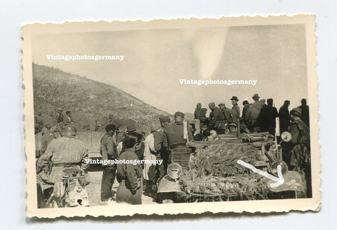 Foto Italien 1944 Bandenkampf VW Kübelwagen Typ 82 Divisions - Abzeichen