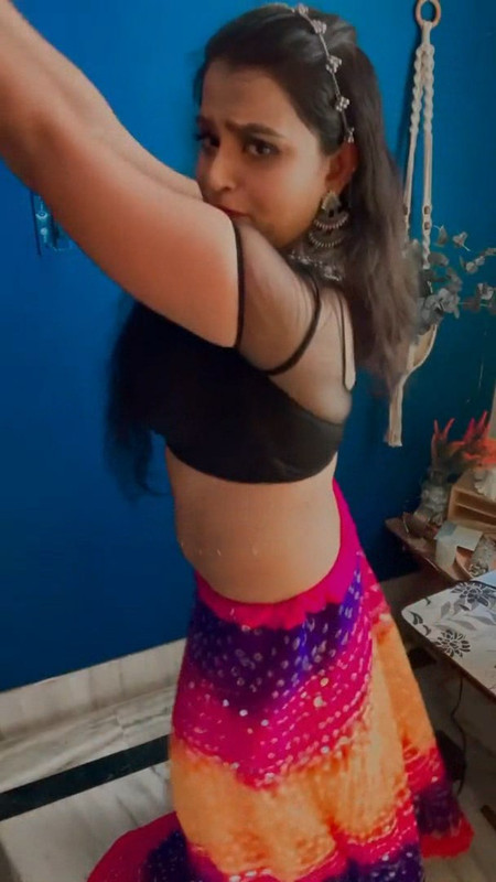 Sexy Desi Girl Big Deep navel in workout dress.divx_snapshot_01.46.226