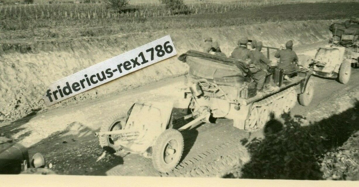 Foto Ostfront Panzer Jäger mit Halbkette Sd.Kfz. 10 mit 3,7 Pak Vormarsch