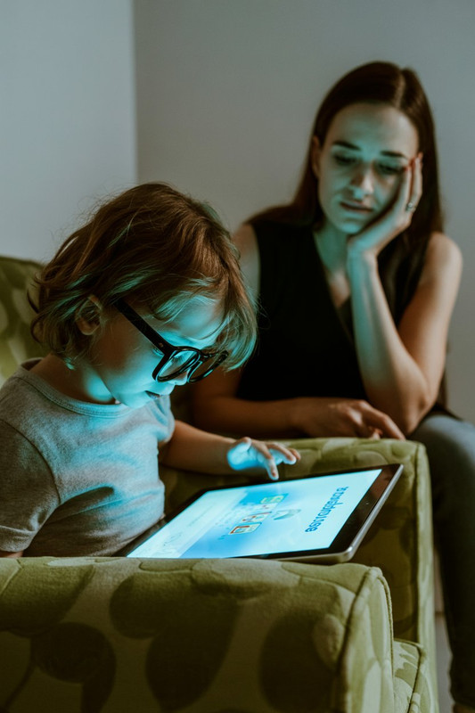 Criança usando tablet