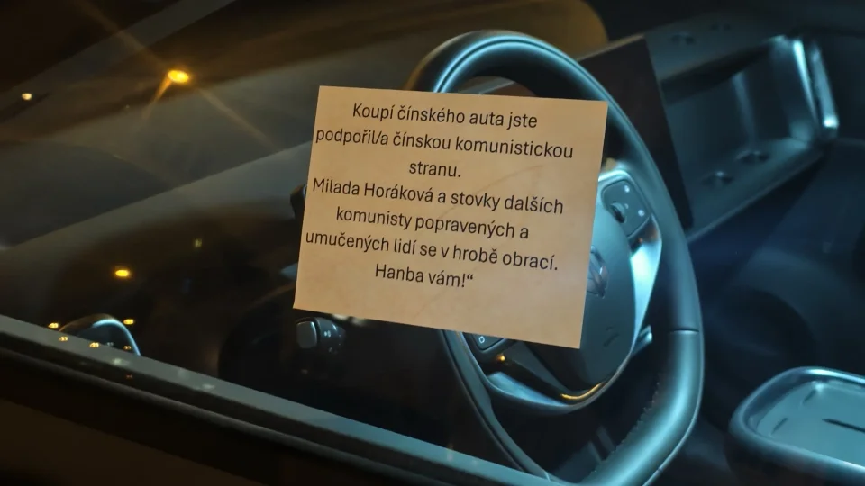 5eaec54c0f4a23f9368b9c95d4c731a1 neznamy aktivista zalepil bocni okno testovaciho vozu motoristickeh