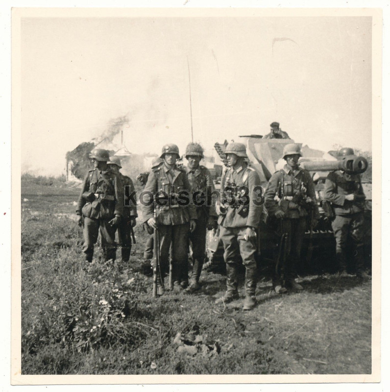 Foto Stoßtrupp Grenadiere vor Sturmgeschütz Panzer beim Häuserka