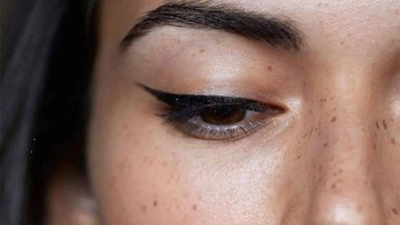 ¿Cómo lograr el delineado perfecto en ambos párpados?