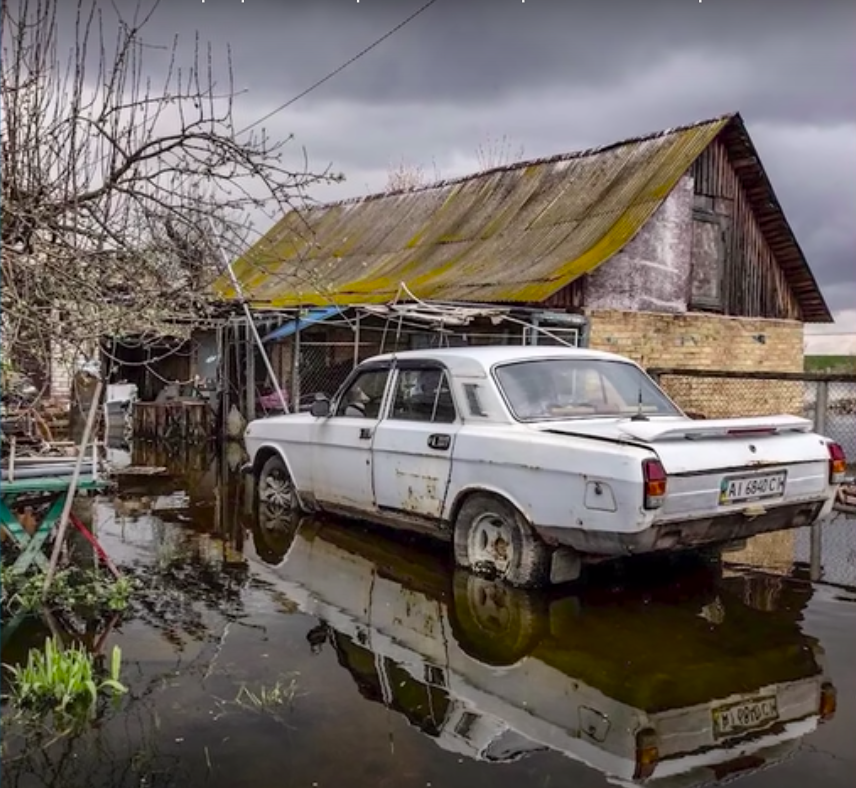 Ucranianos inundan su aldea para frenar el paso de las tropas de Rusia