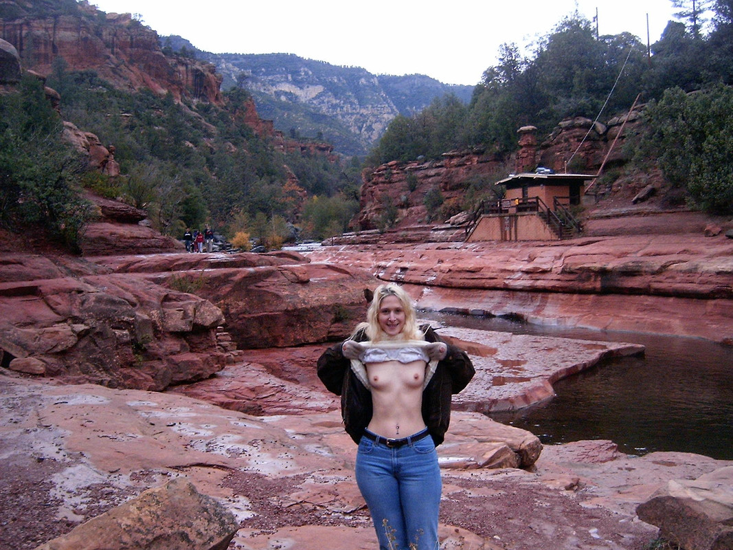 Esposa amateur rubia caliente le gusta en publico