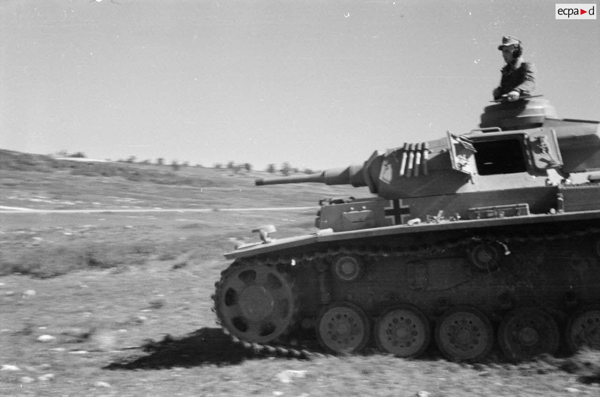 Les chars Panzer III démarrent puis quittent le lieu de la cérémonie militaire (5)